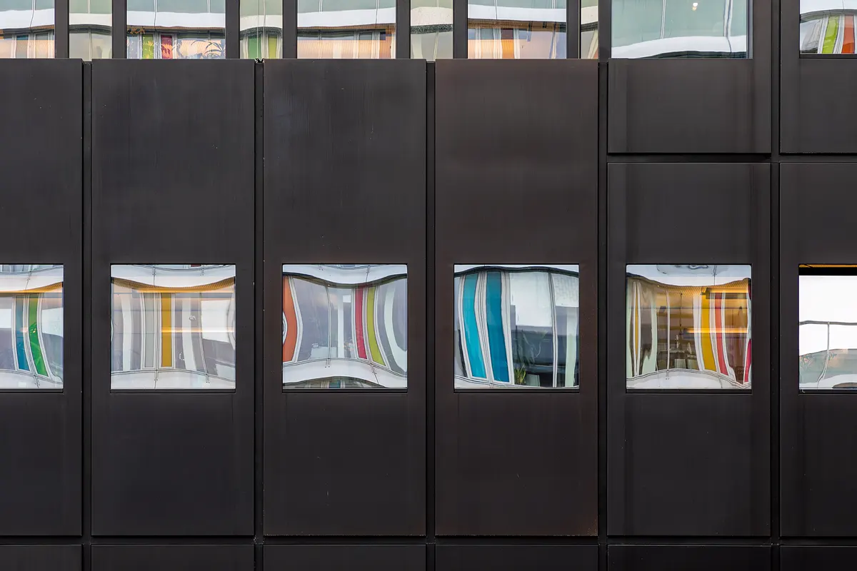 Façade contemporaine en verre et métal (illustration)
