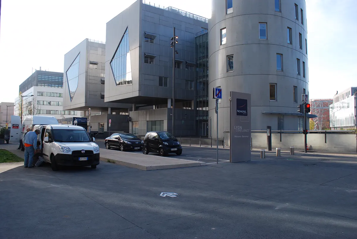 Architecture contemporaine au bord de l'eau, à Lyon (illustration)