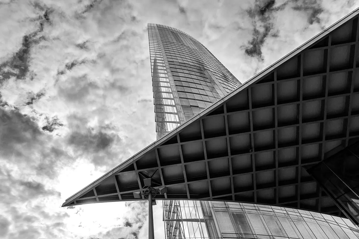 Tour de bureaux photographiée en noir et blanc (illustration)